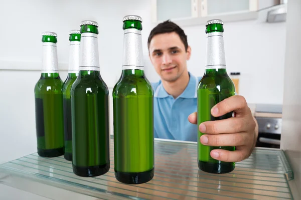 Mężczyzna usuwania butelki z lodówki — Zdjęcie stockowe