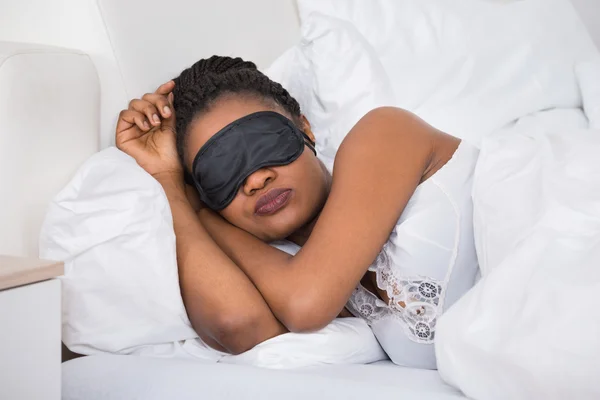 Kvinna iklädd Eyemask medan du sover — Stockfoto