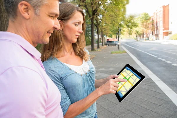 Couple Looking At Gps Map — Stock Photo, Image