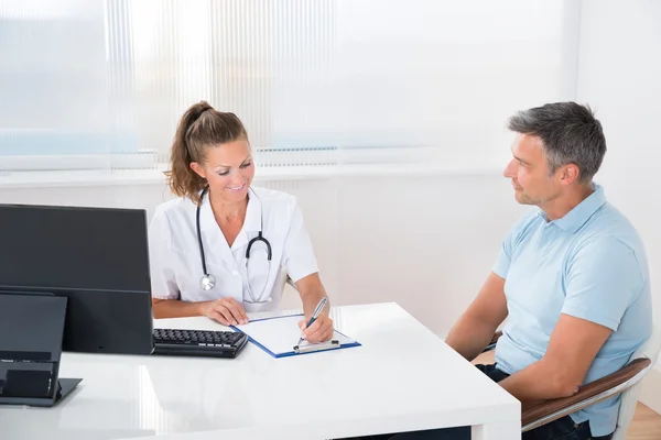 Médecin féminin parlant avec le patient à l'hôpital — Photo