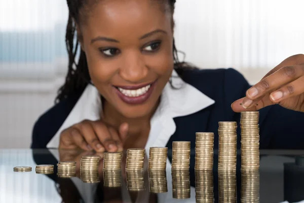 Empresaria haciendo pila de monedas — Foto de Stock