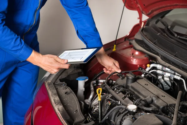 Mechaniker mit digitalem Tablet — Stockfoto