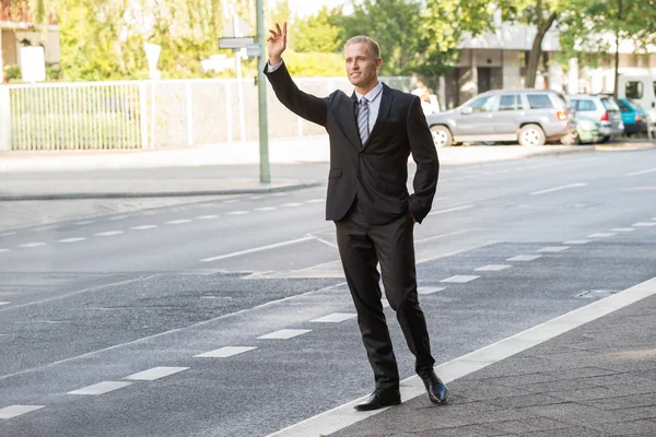 Geschäftsmann ruft Taxi — Stockfoto