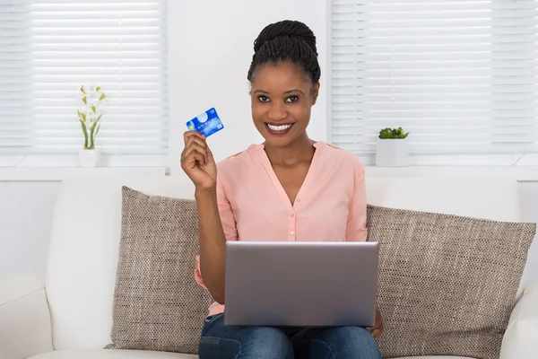 Vrouw winkelen online — Stockfoto