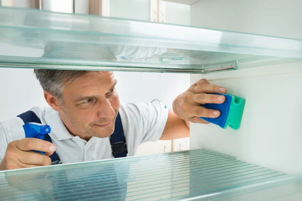 Conserje de limpieza del refrigerador en casa —  Fotos de Stock