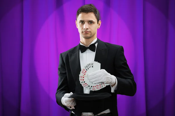 Magician Putting Playing Cards In Hat — Stock Photo, Image