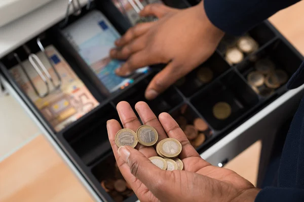 Рука человека с монетами евро — стоковое фото