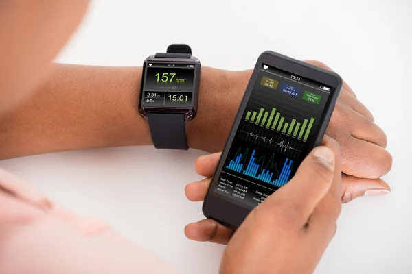 Mobile et Smartwatch montrant le rythme cardiaque — Photo