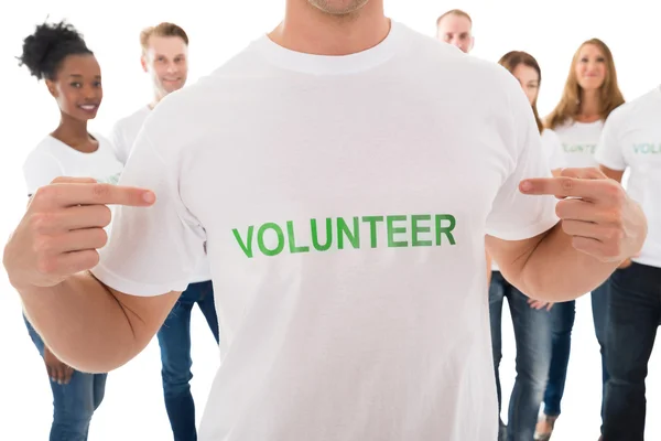 Happy Man Showing Volunteer — Stock Photo, Image