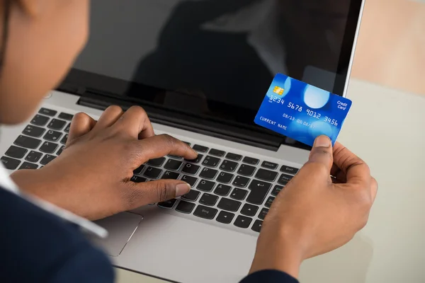 Kvinnlig shopping på nätet — Stockfoto