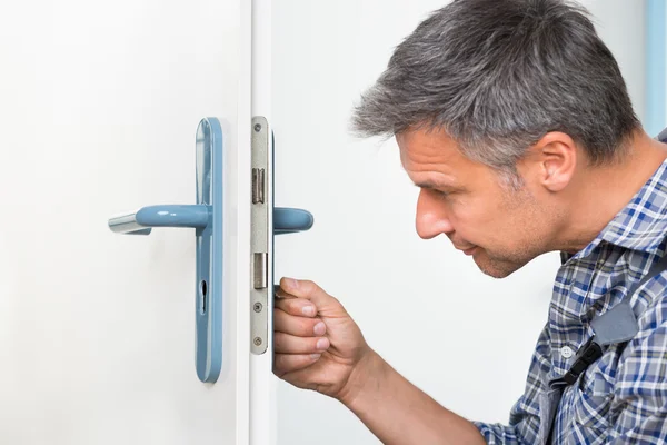 Fijación de cerradura en la puerta con destornillador —  Fotos de Stock