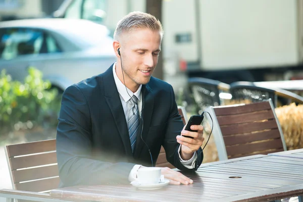 Empresario escuchando música — Foto de Stock