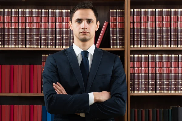 Säker advokat ständiga armarna korsade — Stockfoto