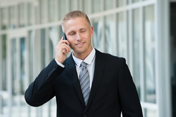 İş adamı cep telefonuyla konuşuyor. — Stok fotoğraf