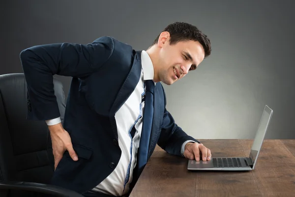 Affärsman som lider av ryggont — Stockfoto