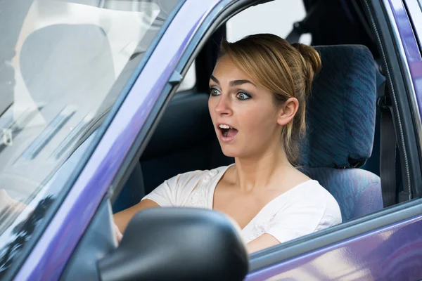 Mujer conmocionada coche de conducción — Foto de Stock