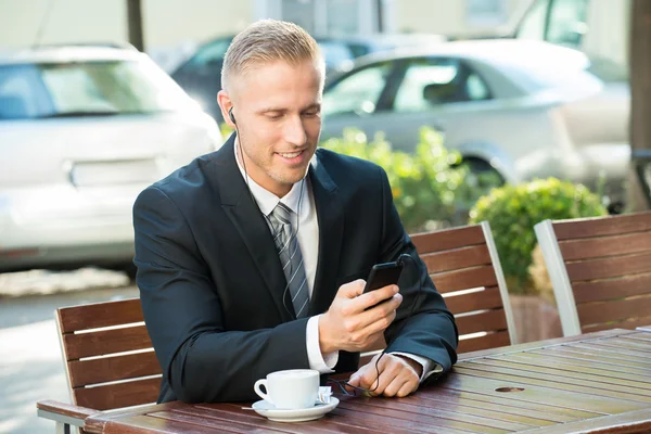 Empresario escuchando música — Foto de Stock