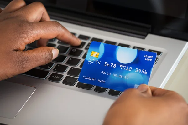 Usando cartão de débito durante as compras on-line — Fotografia de Stock