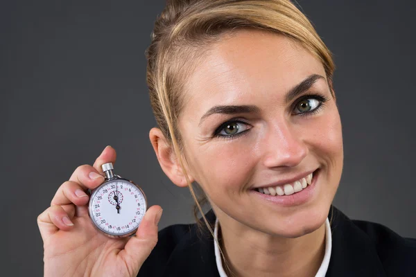 Femme d'affaires montrant chronomètre — Photo