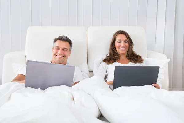 Couple Using Laptops — Stock Photo, Image