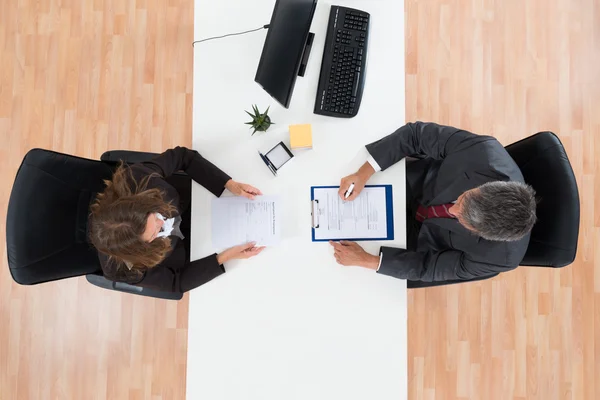 Unternehmer interviewt Kandidatin — Stockfoto