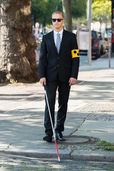 Blind Man går på trottoaren — Stockfoto