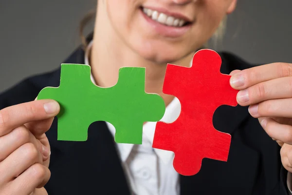 Midsection Of Businesswoman Solving Jigsaw Puzzle — Stock Photo, Image