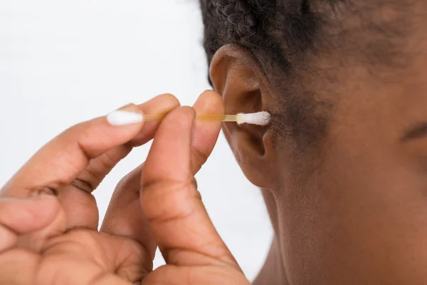 Kadın pamuk Bud ile kulak Temizleme — Stok fotoğraf