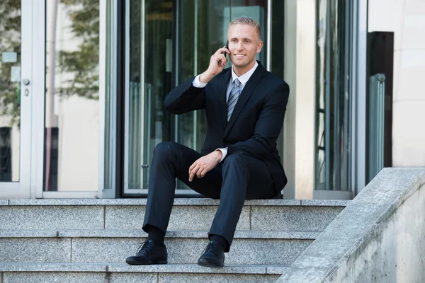 Empresário falando no celular — Fotografia de Stock