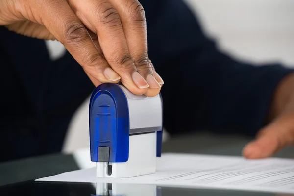 Persons Hand stämpla dokumentet — Stockfoto