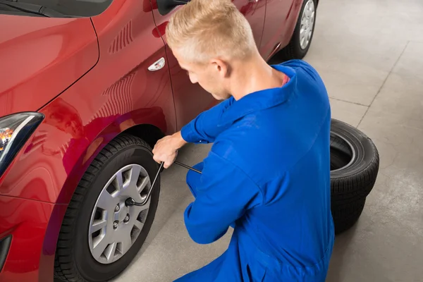 Mécanicien changer de pneu dans le garage — Photo