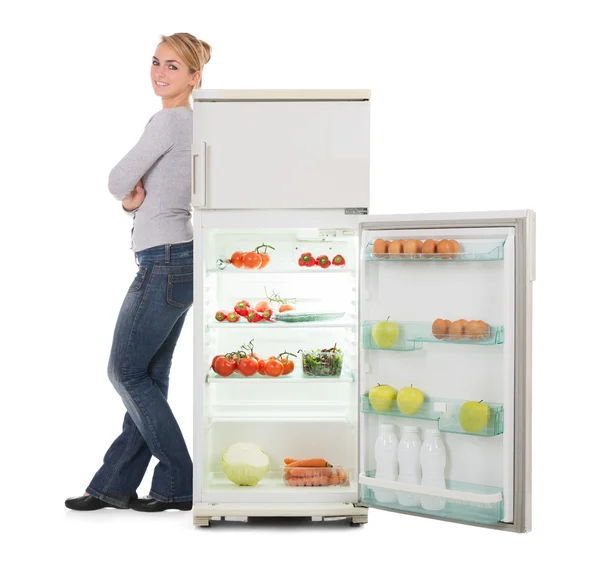 Mujer apoyada en refrigerador abierto — Foto de Stock