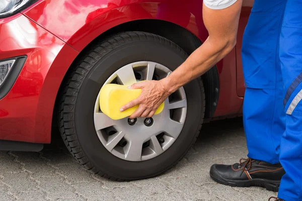 Rueda de coche de limpieza del trabajador con esponja — Foto de Stock