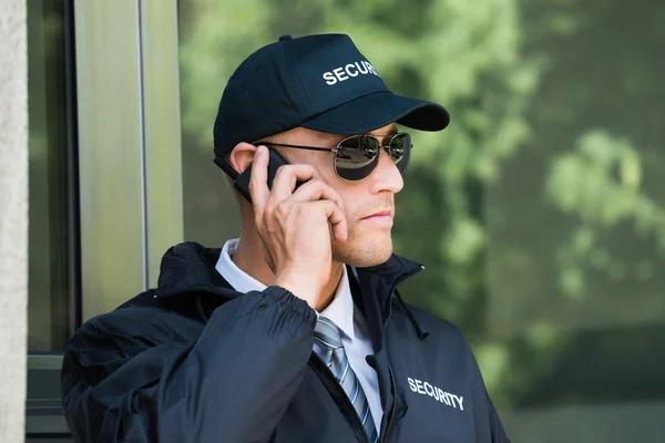 Guardia di sicurezza che parla sul walkie-talkie — Foto Stock