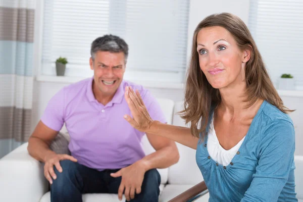 Uomo urlando a sua moglie — Foto Stock