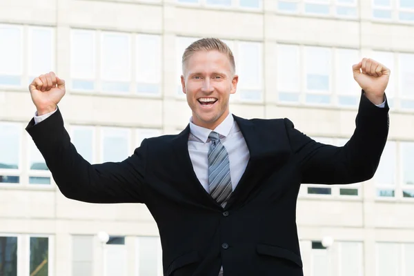 Усміхнений бізнесмен з піднятими руками — стокове фото
