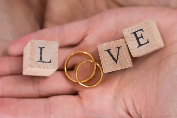 Közeli kép a kezét a szót szerelem — Stock Fotó