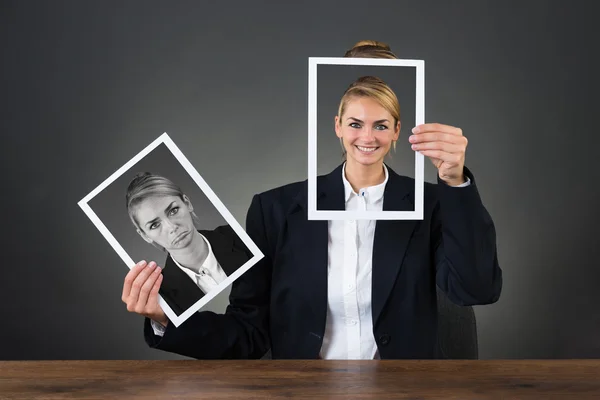 Frau mit Fotos mit unterschiedlichen Ausdrücken — Stockfoto