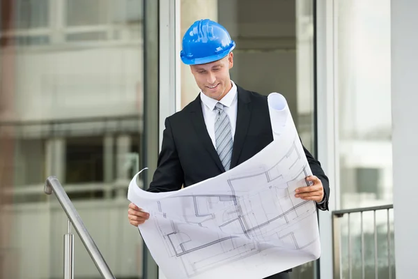 Ingenieur mit Bauplan in der Hand — Stockfoto