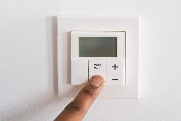 Ajustando a temperatura ambiente no termostato digital — Fotografia de Stock