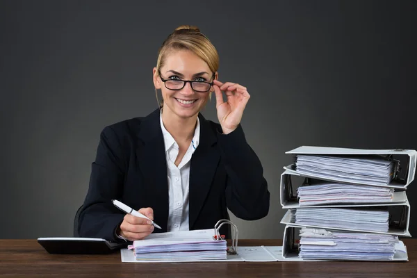 Accountant dragen brillen — Stockfoto