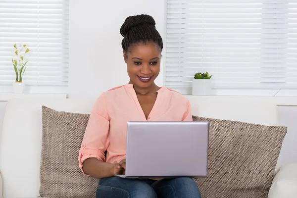 Young Woman Using Laptop — Stock Photo, Image