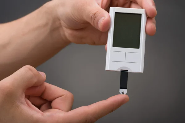 Man Checking Blood Sugar Level — Stock Photo, Image