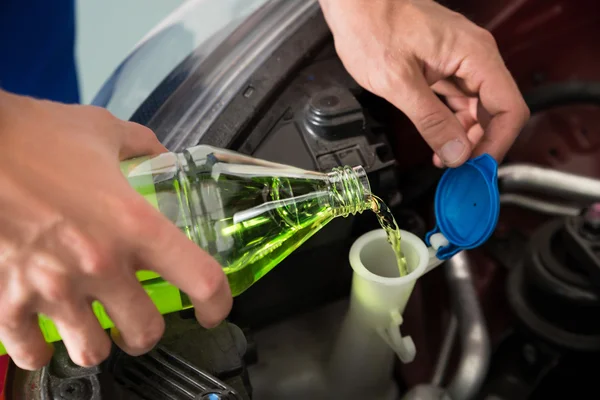 Mechanic Pouring Windshield Washer Fluid — Stock Photo, Image