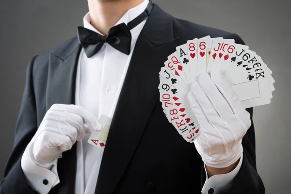 Mágico mostrando cartas de fãs para fora — Fotografia de Stock