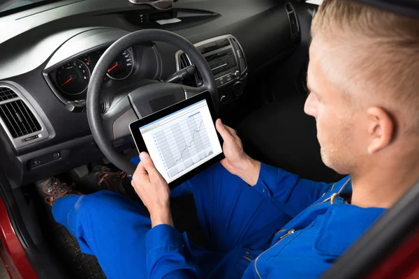 Mechanic kijken naar digitale Tablet — Stockfoto