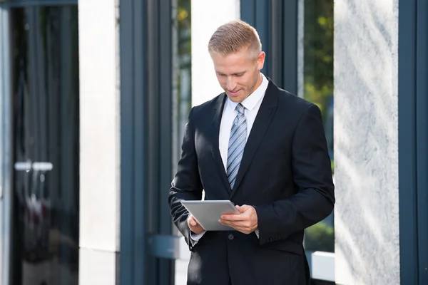 Affärsman som håller digital tablett — Stockfoto