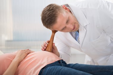 Cenin kalp hızı için dinleme doktor
