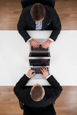 Office masada dizüstü bilgisayarlar kullanarak iş adamları
