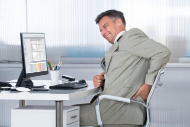 Sırt ağrısı muzdarip muhasebeci